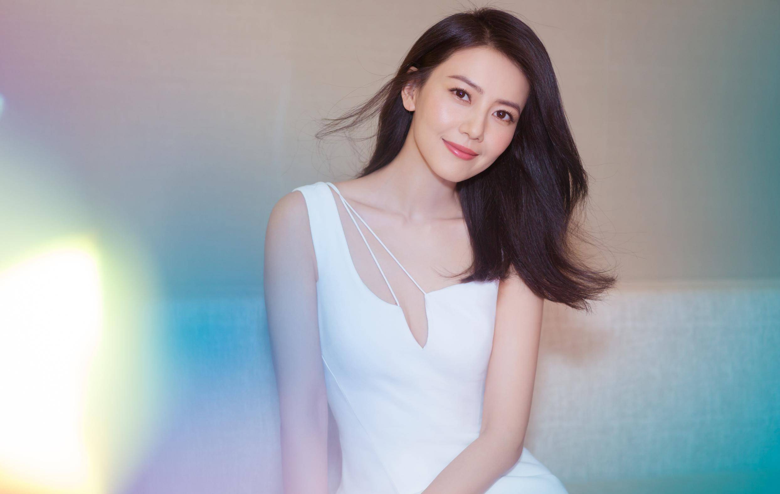 高圆圆亮相贾乃亮直播间,摄像师偏心引热议,网友:女神太抢镜!