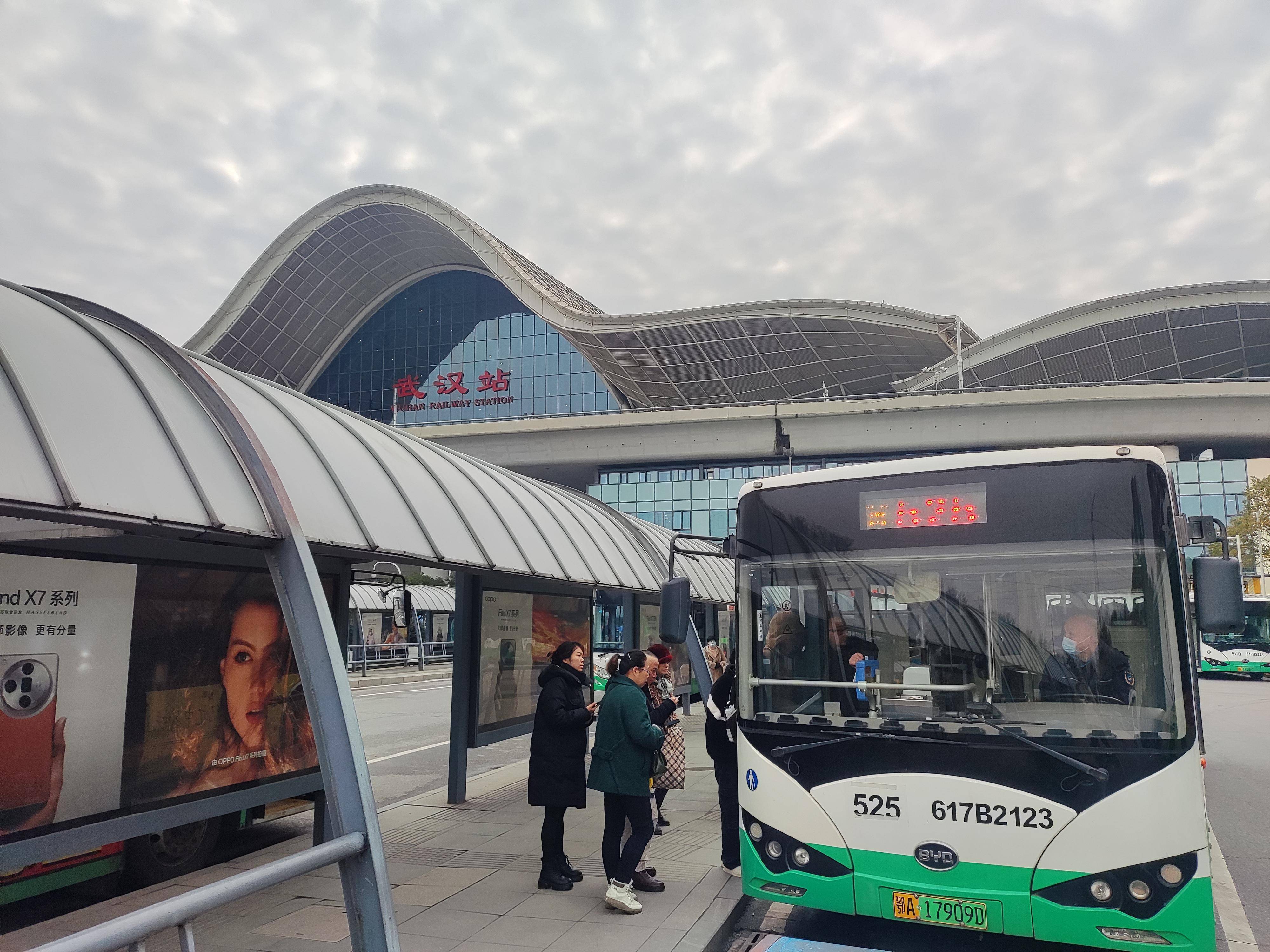 视客流情况对夜行公交线路yx10路,yx518路,yx610路,yx703路进行及时