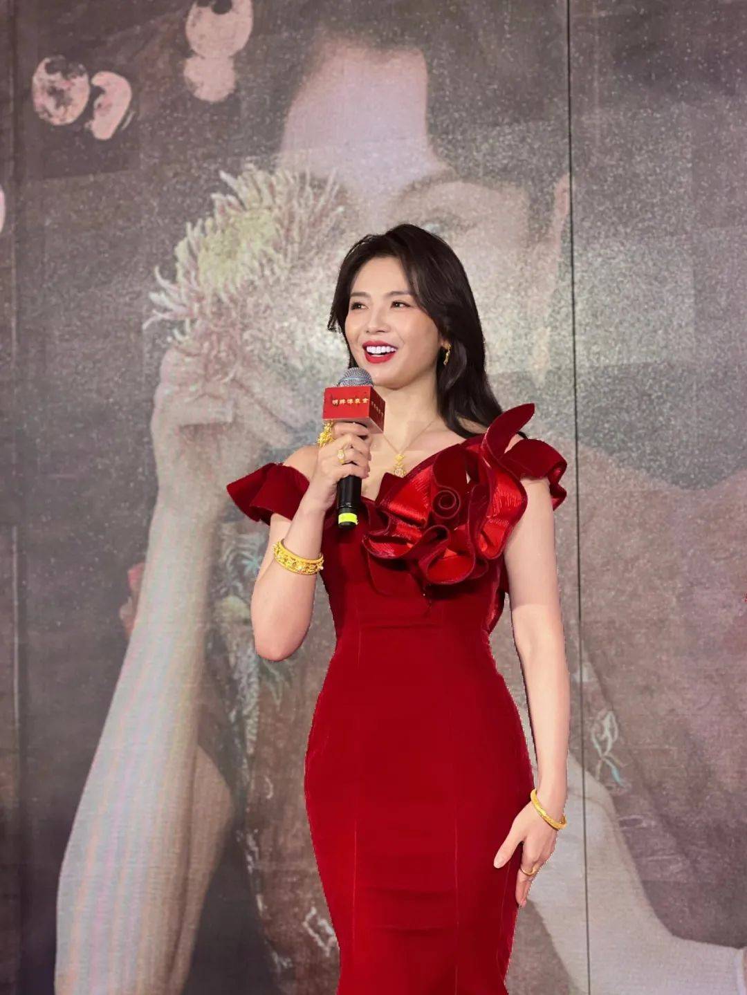 热搜丨刘涛的烤瓷牙变成蓝牙了,姐别整了,你本来就很好看的!