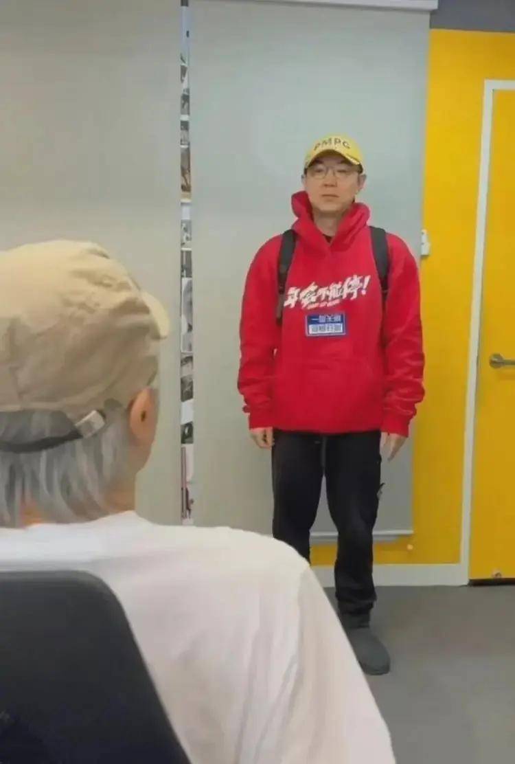 周星驰赶时髦体验离子烫,黑直长造型十分妖娆,我却笑疯在评论区_网友