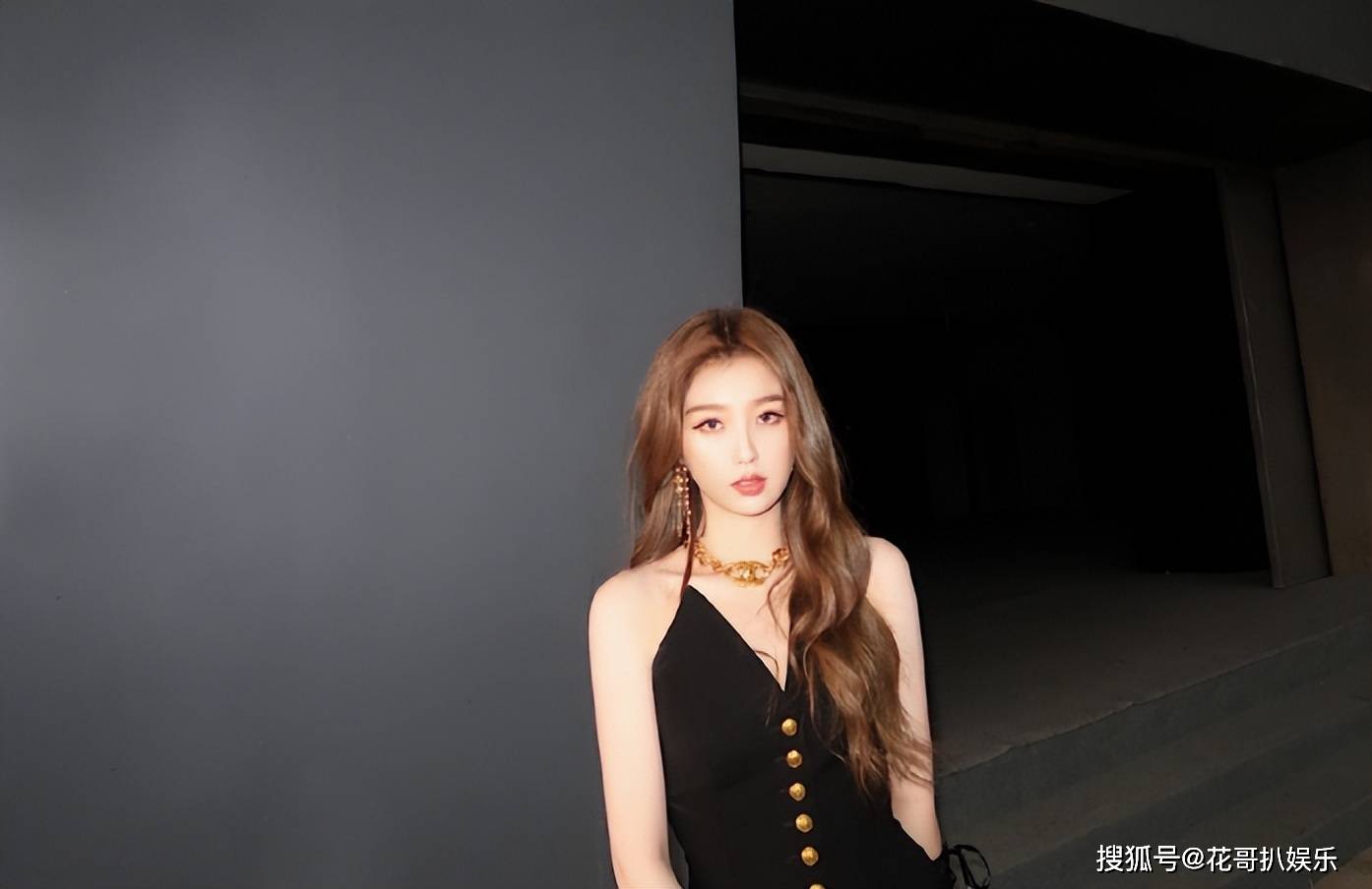 虞书欣司机被曝高速违规倒车,工作室发道歉声明,更多黑历史被扒_应急