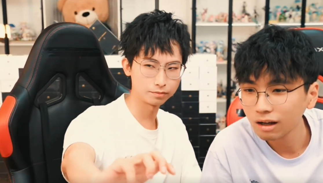 为了首播还特地画了个妆,可能是太久没有直播,梦泪还有点紧张