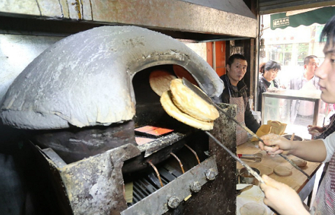 從19歲輟學就開始學習了這門打燒餅的技術,到如今這家店已經開了有