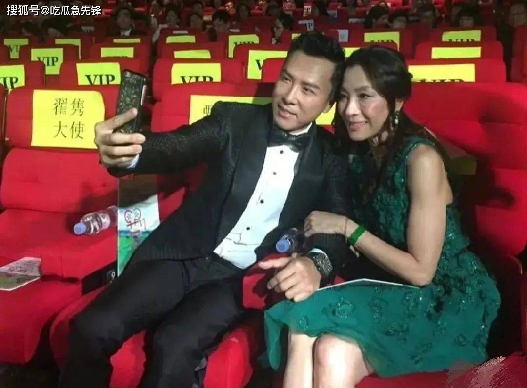 60岁杨紫琼和59岁甄子丹合照,仅差一岁如同两代人,亲密依偎在一起