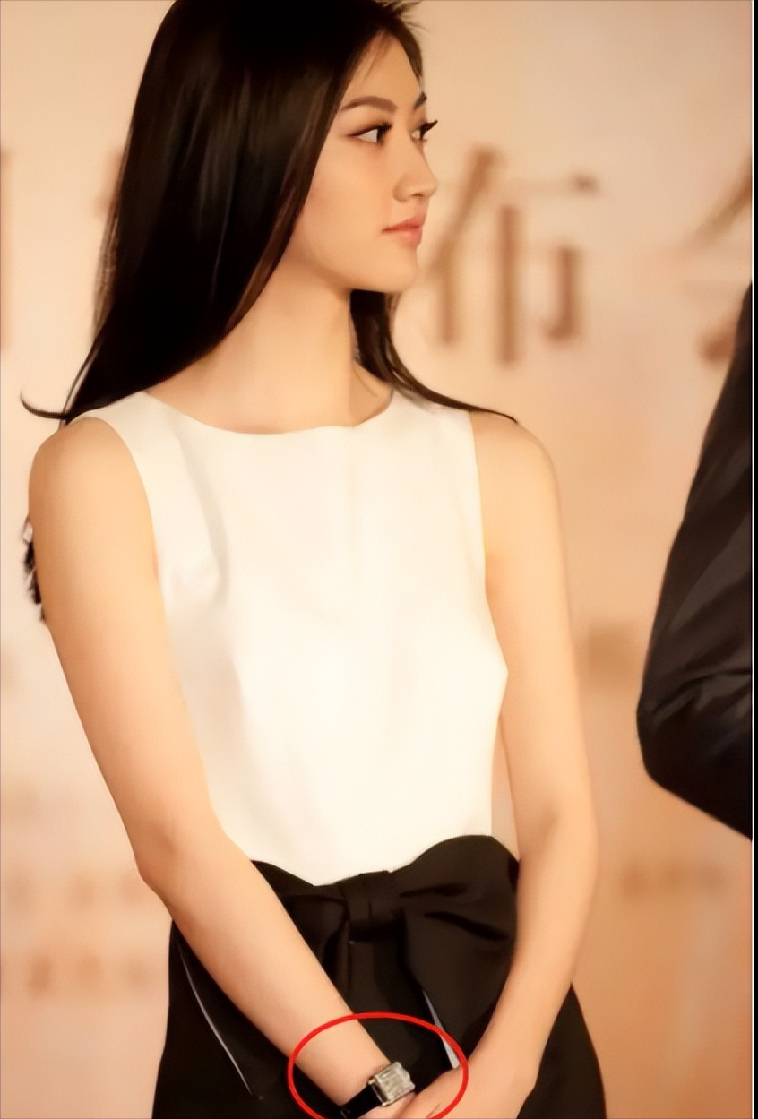 而且,从景甜在社交平台晒出的照片也能看得出来,她在上海的豪宅面积