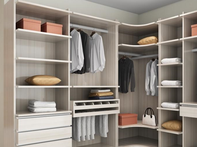 转角衣帽间柜体设计大方简约,弧形转角,线条流畅,富有时尚气息;合理