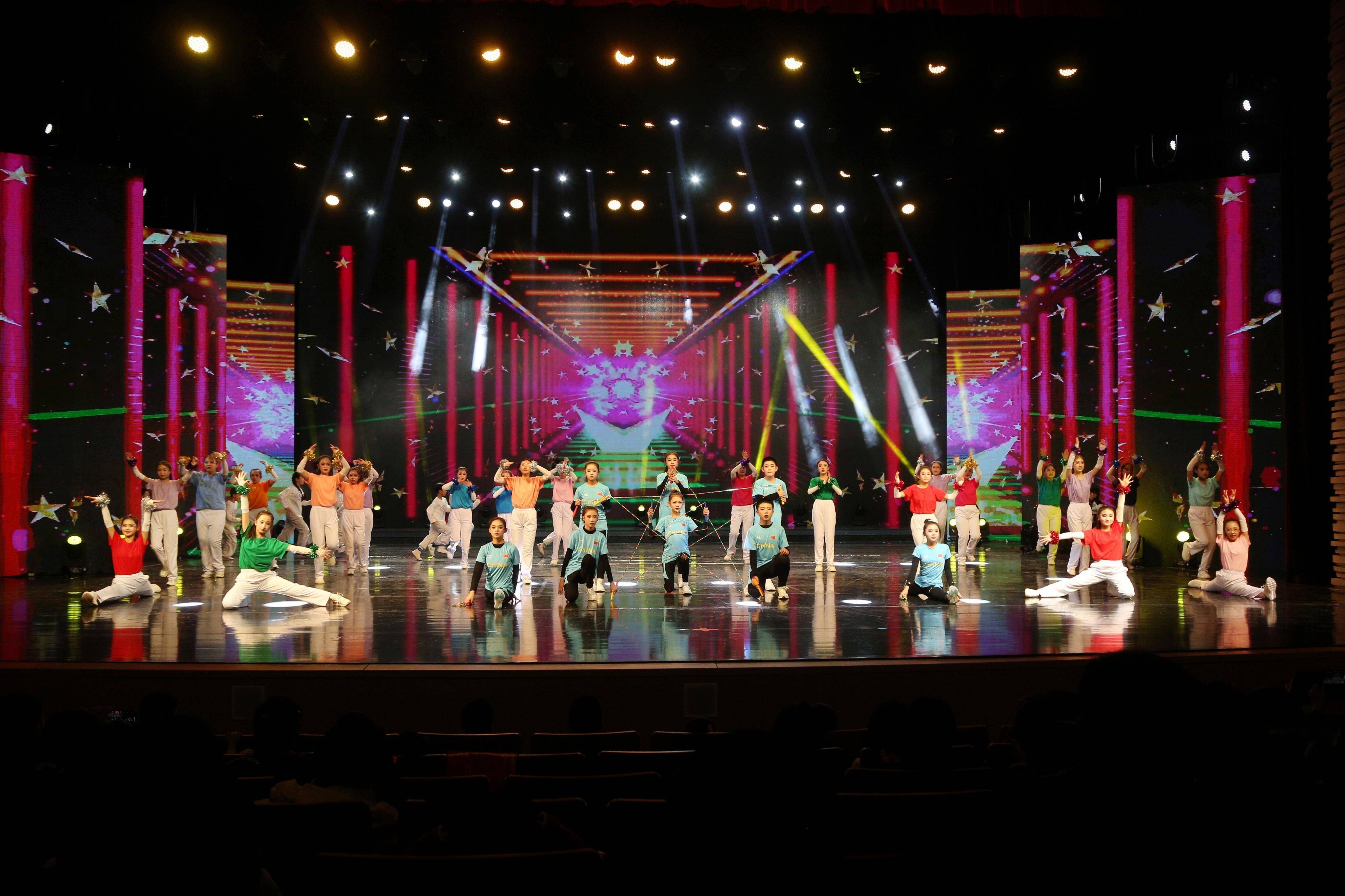 文化,1月26日19:30,伴随着陕北年味十足的《欢天喜地过大年》开场舞蹈