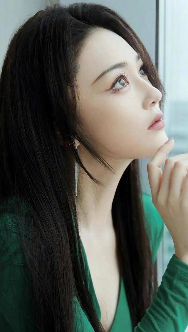 张馨予:36岁不羁性感妩媚,重返20岁的丰腴身材炸裂!_魅力_演技_时尚