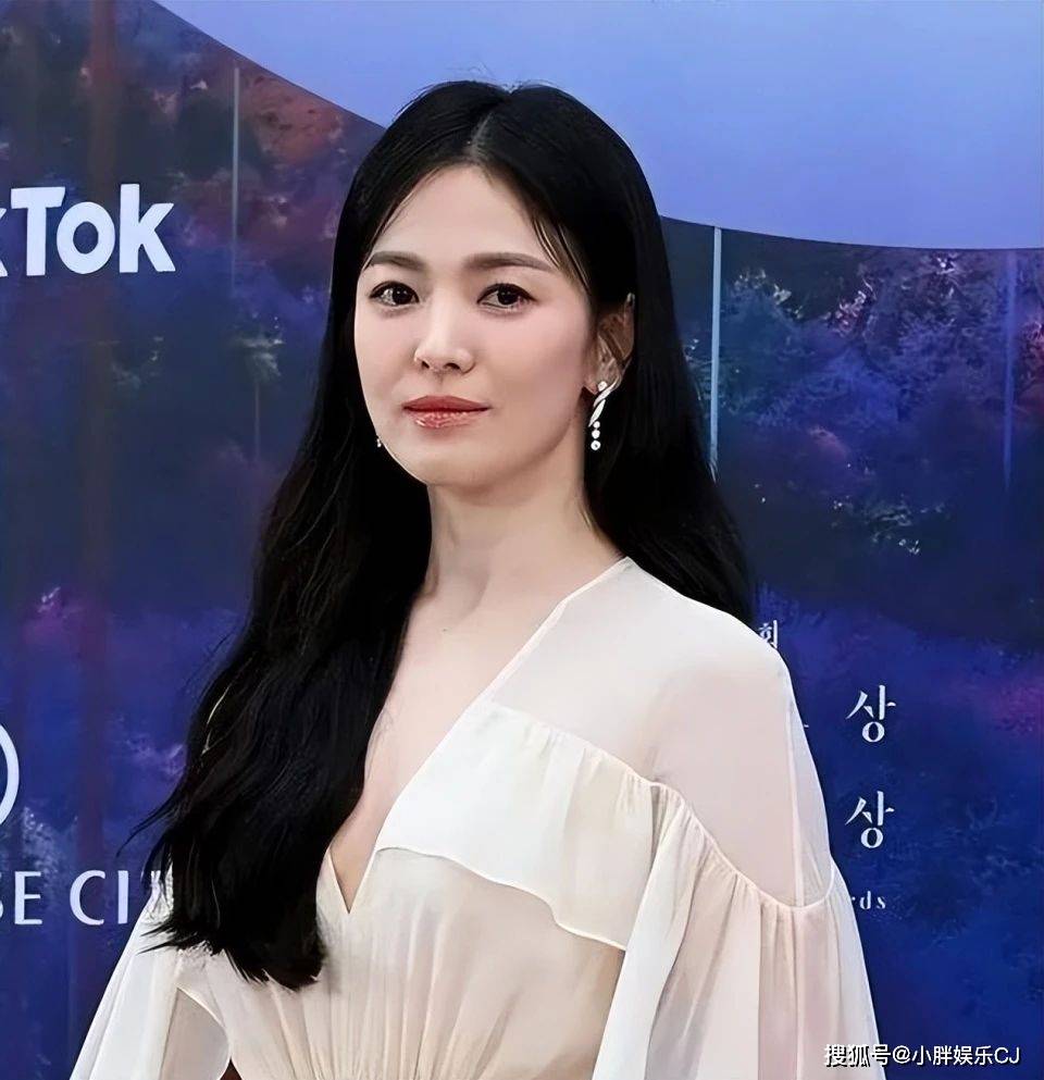 42岁宋慧乔现身巴黎时装周,西装搭配酒红袜,网友:真敢穿_红色_丝袜