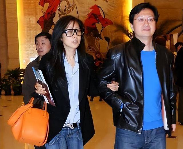 其实,孙悦的感情道路不算顺利,在和如今的富商老公吴飞舟结婚之前,她