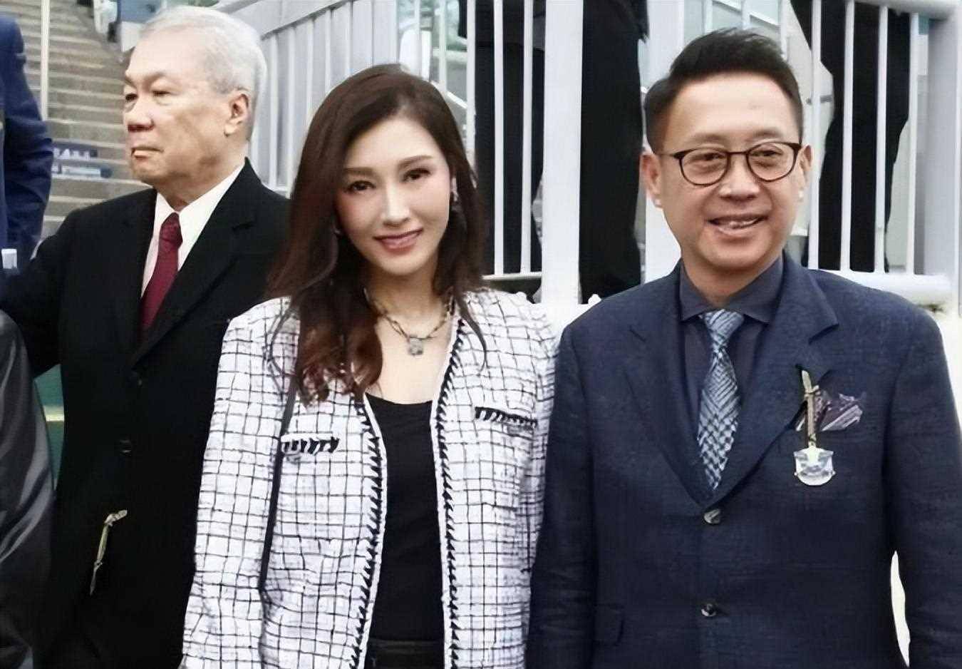 61岁许晋亨陪李嘉欣现身,许晋亨牵着李嘉欣的手,十指相扣很恩_夫妻