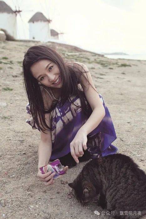 陈乔恩与小9岁老公海边度假,穿泳衣大秀好身材,老公一脸幸福!