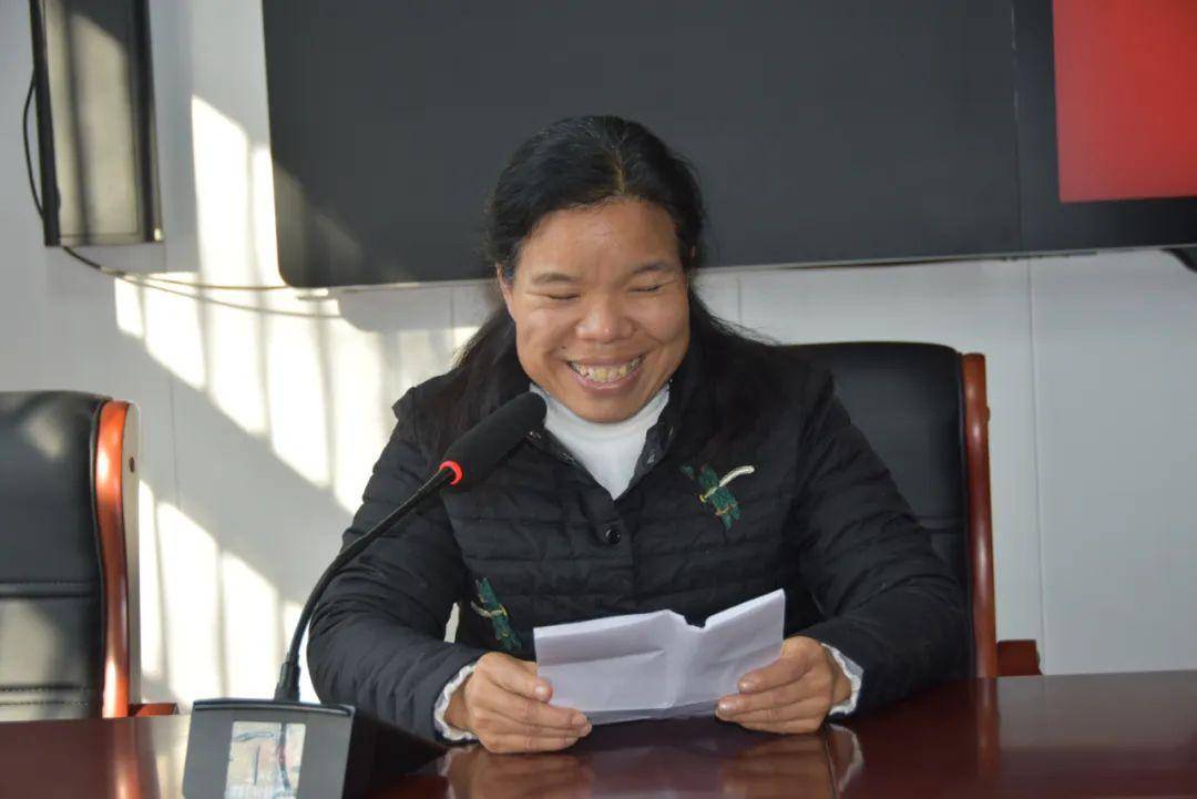 姚淑萍老师以《班级管理三个"三"》为题分享了她的德育智慧.