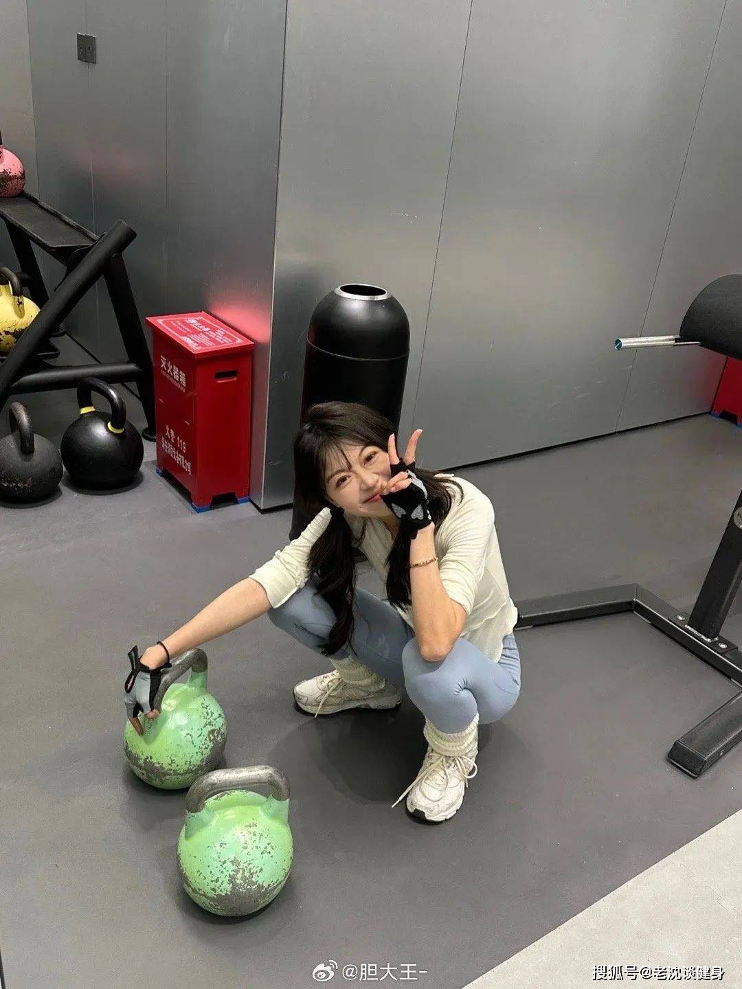 喜欢举铁的可爱女孩,你想和她一起健身吗?_进步_收获_指导