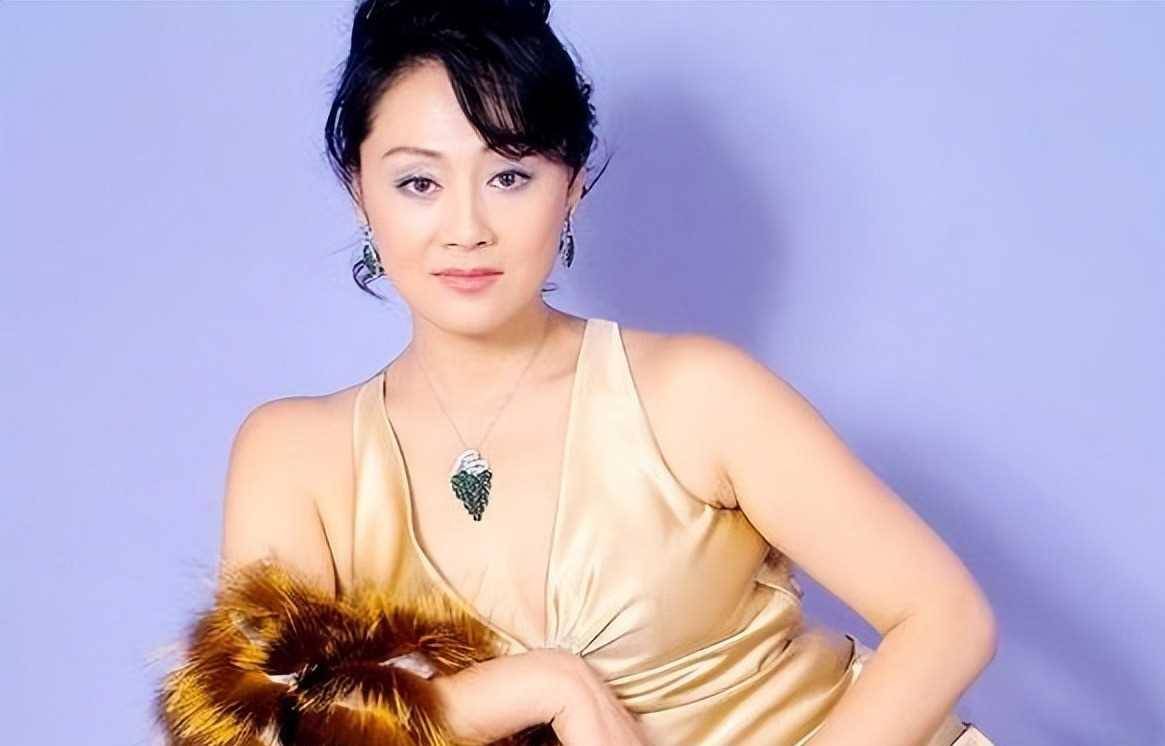 儿子智障,自己被骗,却让女儿上交10年工资,如今61岁的她还_王姬_家庭