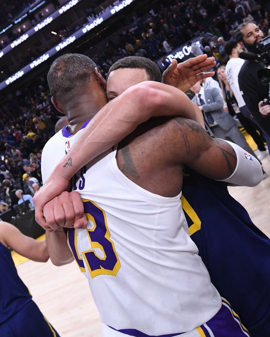 当时,詹姆斯和库里赛后拥抱致意,在奉献了一场精彩比赛后,两人也是