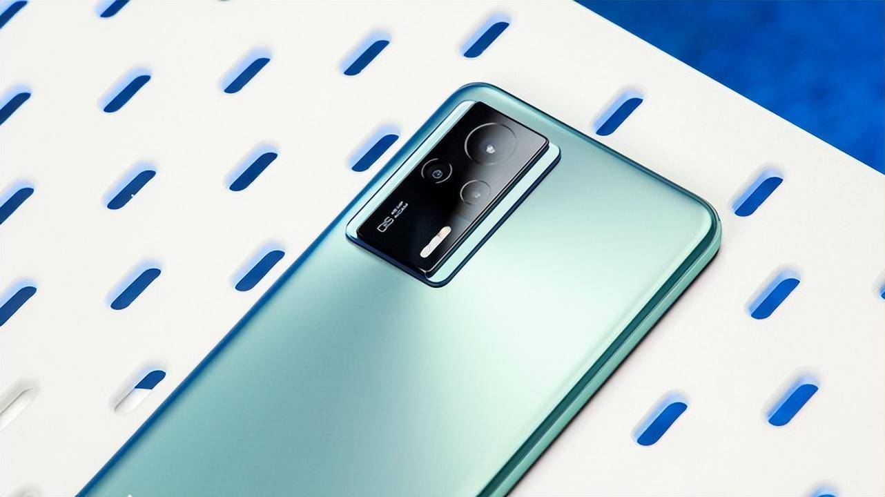 拍照方面,后置三摄组合包括索尼imx582传感器的主摄,800万像素的超