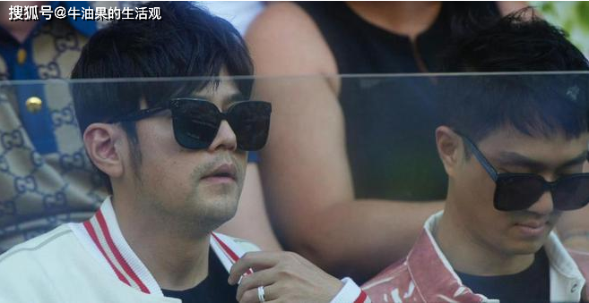 周杰伦戴假发看澳网,穿万元外套状态引热议,昆凌依然少女_侯佩岑_低调