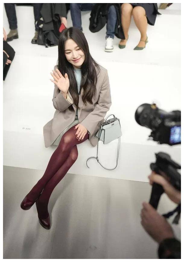 42岁宋慧乔,素颜近况获称赞,时装周上独特时尚,引发网友们热议_丝袜