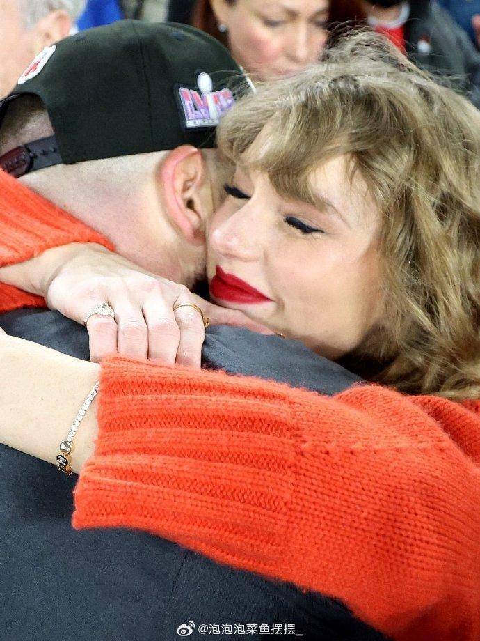 霉霉taylor swift和男友travis在球场接吻,这狗粮撒的猝不及防啊_瞬间