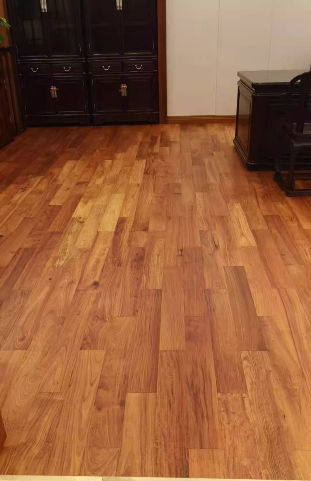 从选购到安装,缅甸花梨木地板全攻略_过程_保养_纹理