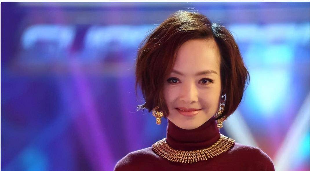 53岁的鲁豫,终于落到今天这一下场_婚姻_事业_感情