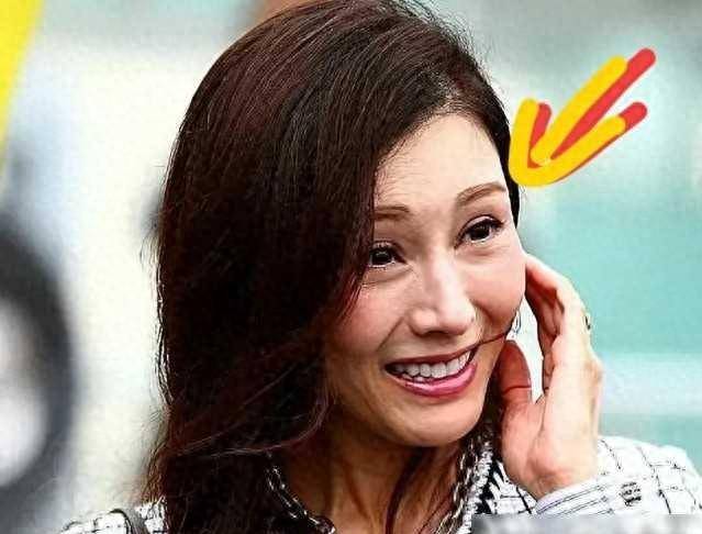 54岁李嘉欣状态苍老不敢认,颜值断崖式下降,老公举动却很温馨_容颜