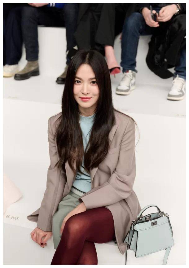 42岁宋慧乔,素颜近况获称赞,时装周上独特时尚,引发网友们热议_丝袜