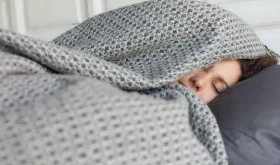 许多人被子并不经常清洗,这样就会使它上面沾有许多细菌和寄生虫,长期