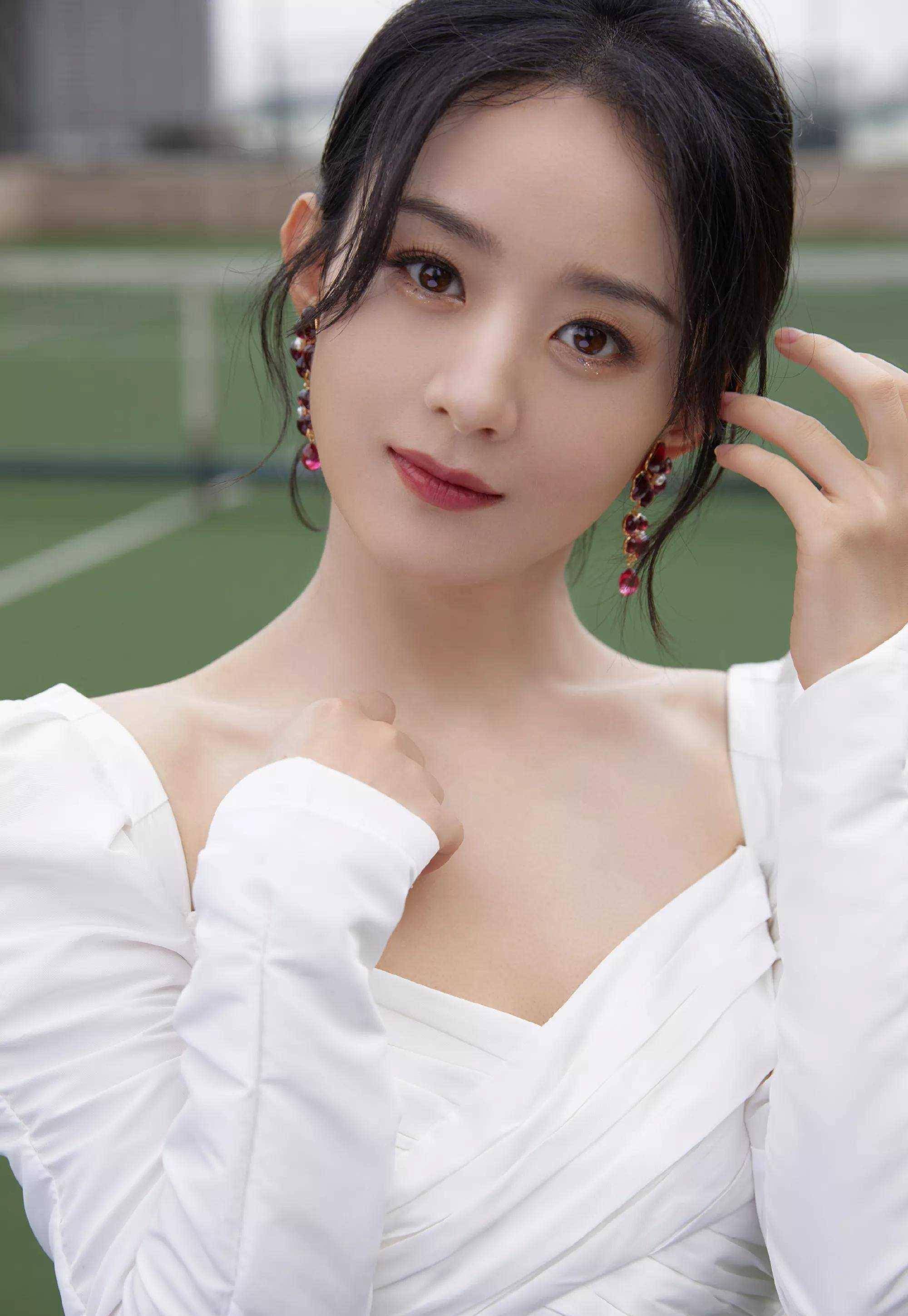 这些明星们或许学历不同,但他们共同的特点是对自己所做事业的热爱和