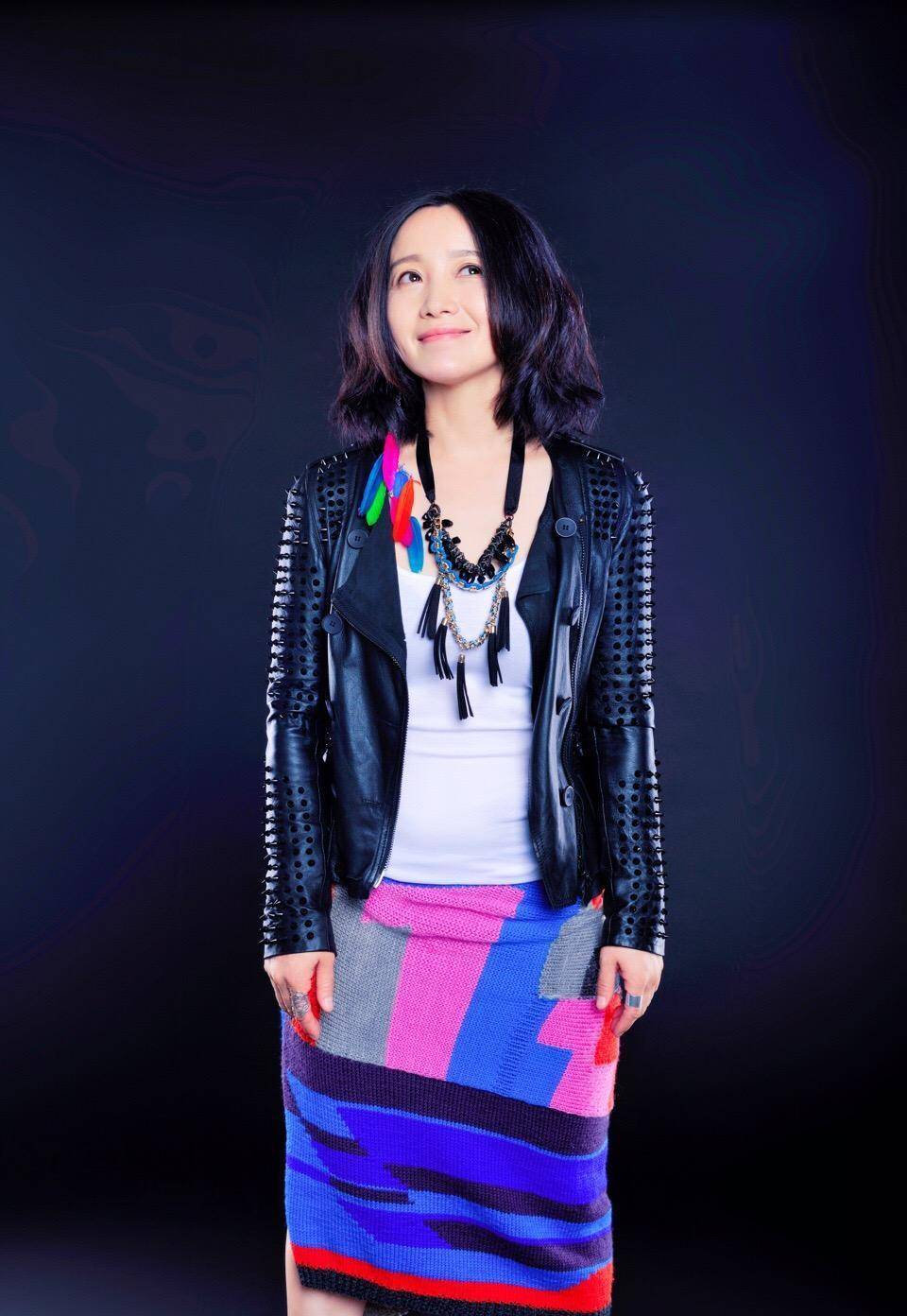 摇滚女星连上4次春晚,竟因男人误入歧途,现在单身还是没人敢娶_斯琴格