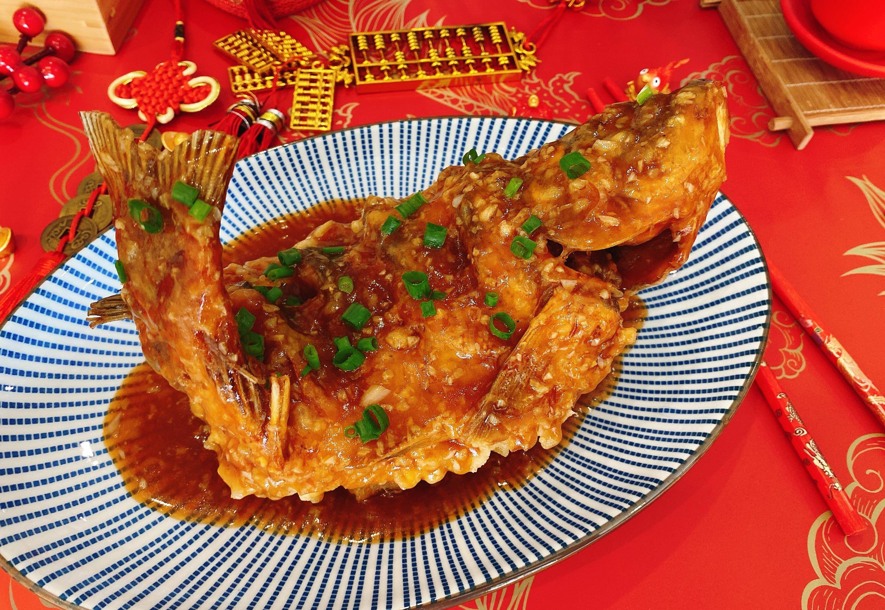 推荐食谱:糖醋鲤鱼在中国传统文化中,年夜饭吃鱼是寓意着年年有余