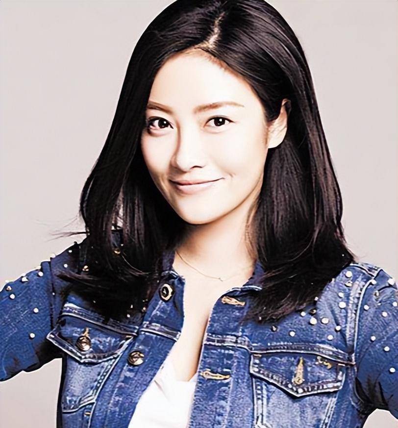 她演技好颜值高,配角几十年不温不火,人到中年还