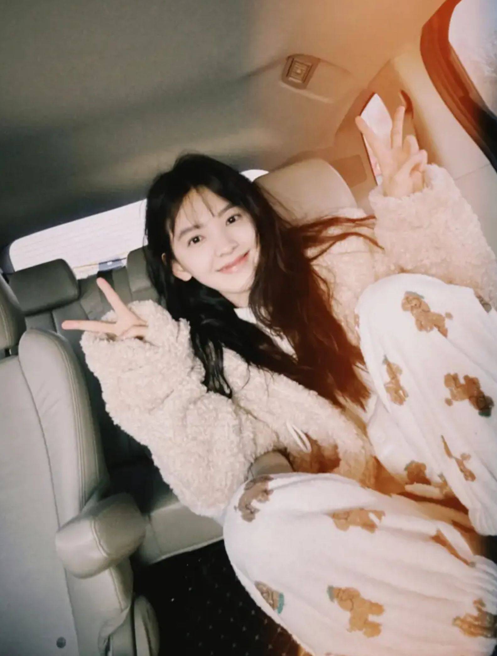 章若楠穿毛粒绒晒车内自拍 眨眼放电笑容灵动迷人_一面_画面_外套