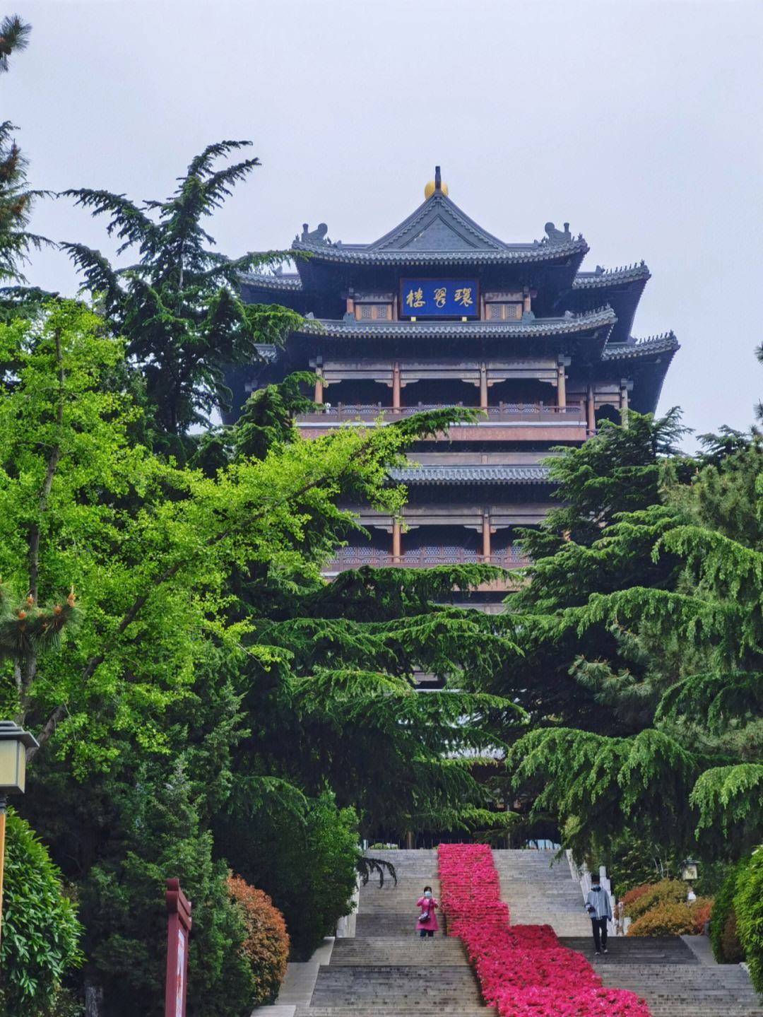 环翠楼公园:这是威海市区内的一座古老公园,可以俯瞰威海湾的美景,是