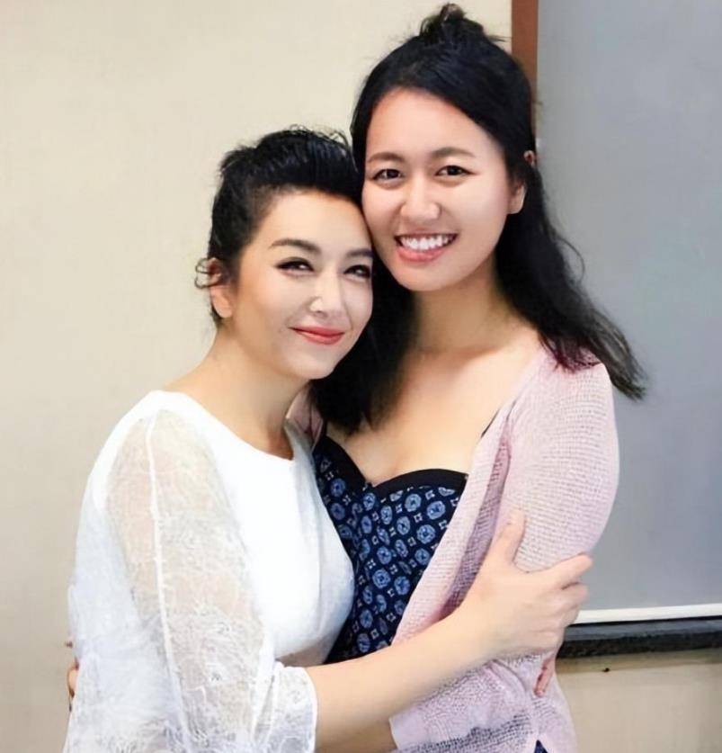 江珊老公陪继女逛街,关系好得和亲生一样,25岁忆心素颜像40岁_生活