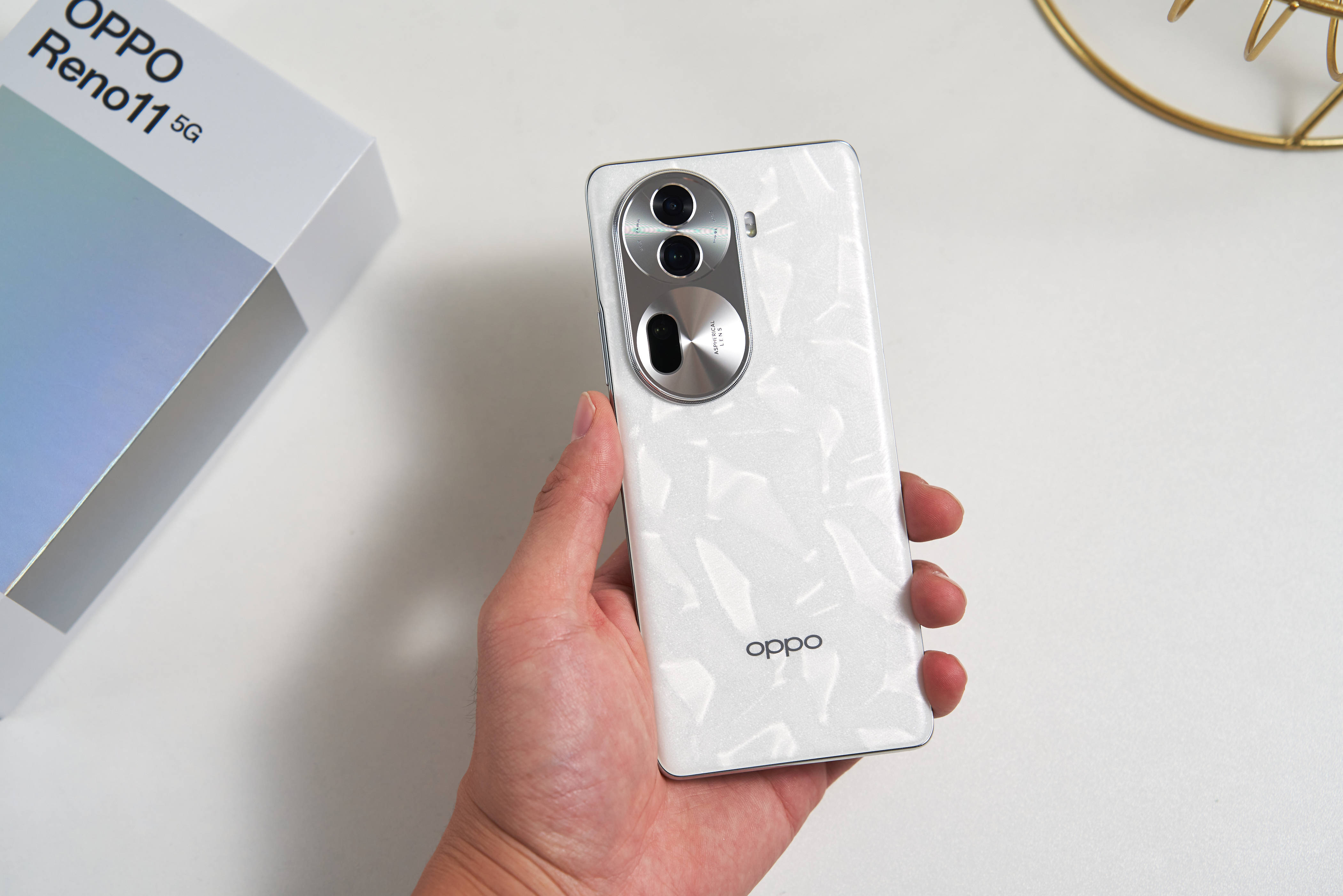 比如号称"超级标准版"的oppo reno11,百万跑分的性能畅玩主流游戏无