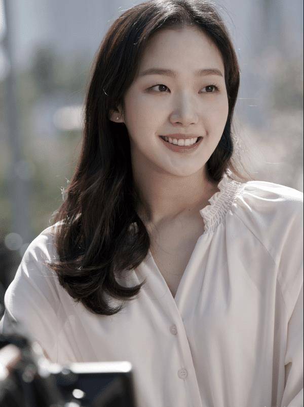 金高银晒全新美照,白裙加身立显气质,与李敏镐真"配一脸"_形象_连衣裙