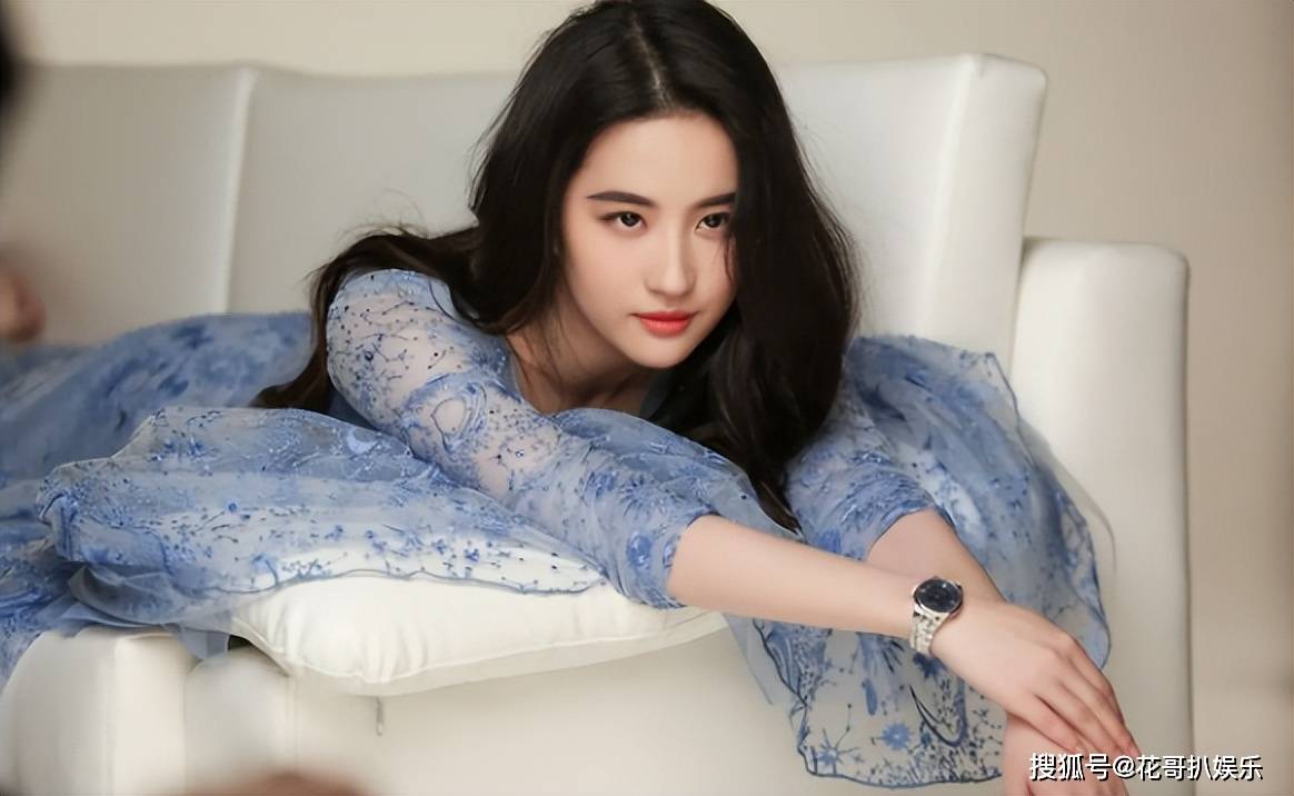 之后虞书欣的粉丝挖出,当年刘亦菲同样也干过开车违章的事,在十字路口