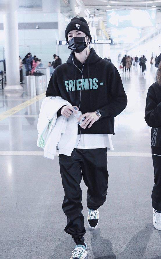 王一博穿裤子不按套路出牌,黑裤嵌满"松紧带",将成下一个爆款_造型