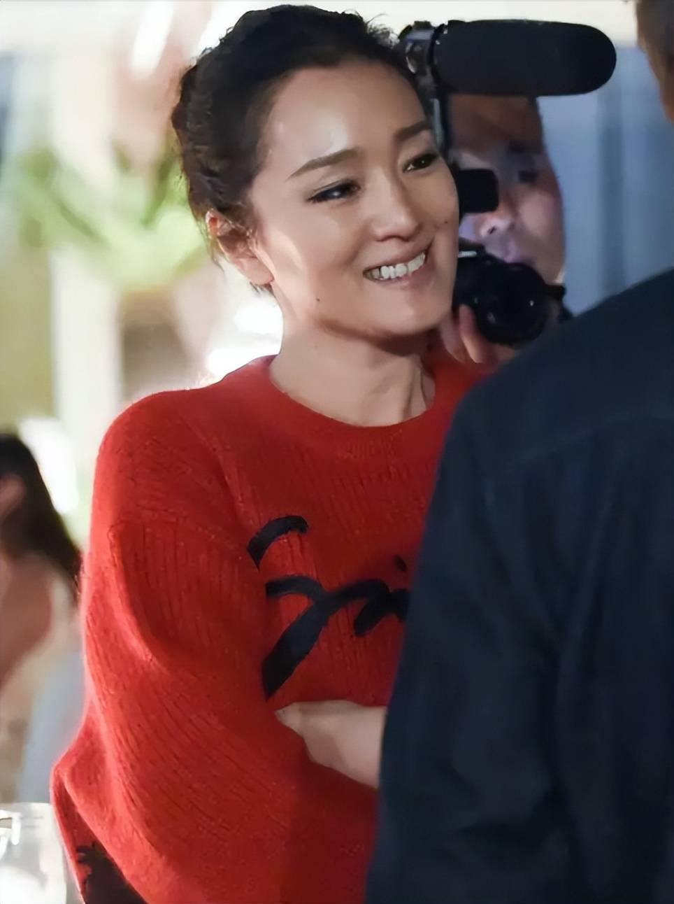 巩俐与75岁老公同框,56岁像36岁一脸幸福,网友:嫁对人了!