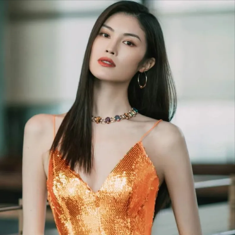 18年前,她靠着给李咏砸金蛋为生,如今摇身一变成了国际超模_何穗_节目