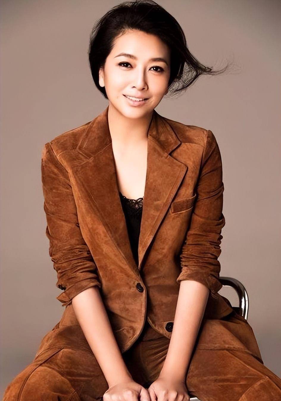 江珊老公陪继女逛街,关系好得和亲生一样,25岁忆心素颜像40岁_生活