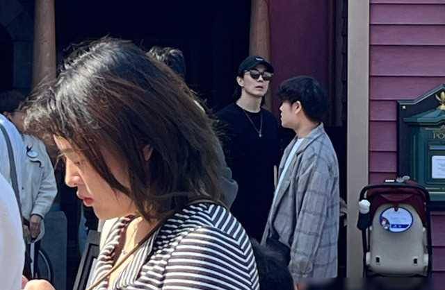 戚薇李承铉一家香港游玩,1岁半儿子首露面,lucky身高猛长_迪士尼