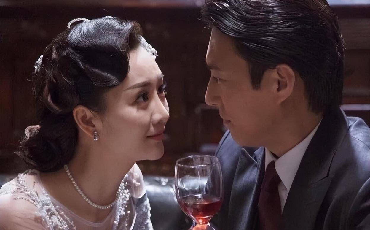 再看《伪装者》才知:明楼为了和汪曼春旧情复燃,下