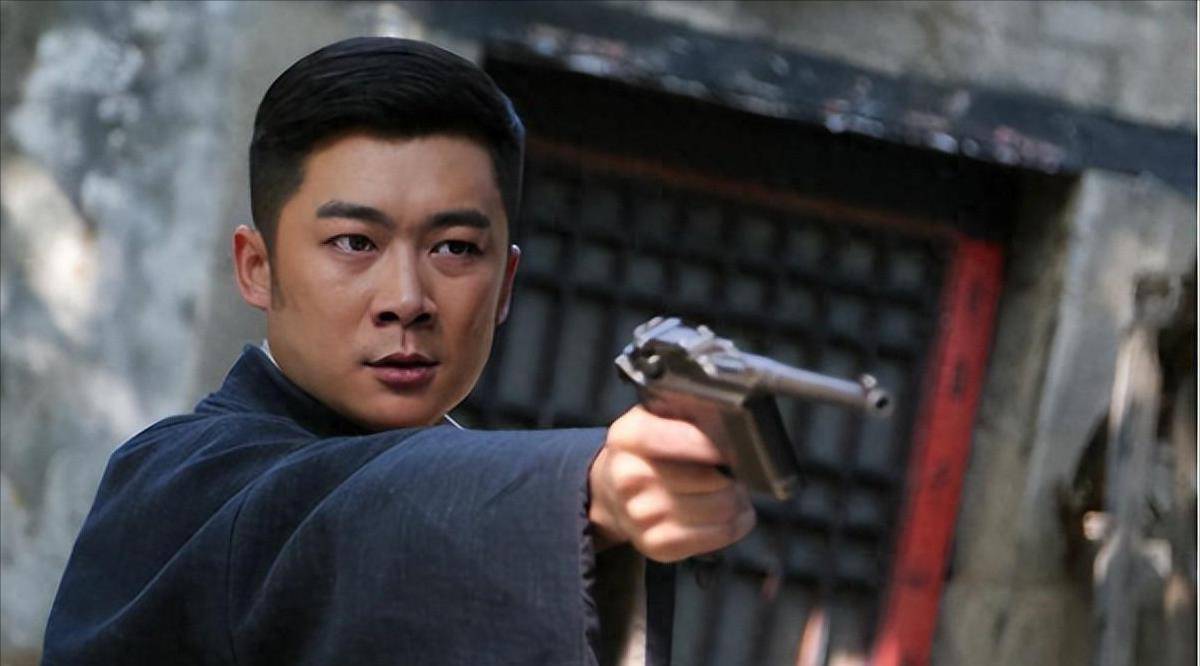 演员曹征:戏里猥琐变态,戏外宠妻十几年,一对儿女可爱又美丽_表演