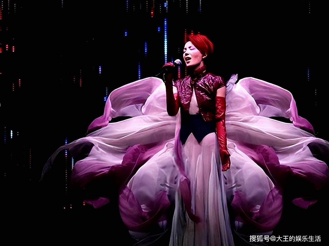 王菲不仅为龚琳娜带来关注,更是首位翻唱《忐忑》的歌手,这对新人