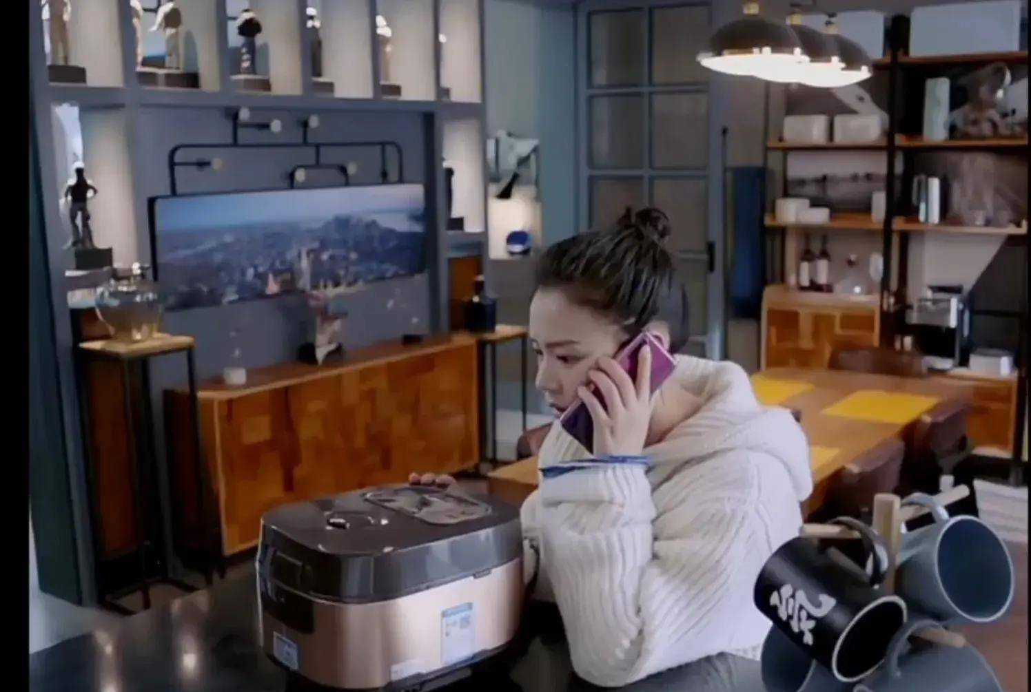 邢克垒向陈韬打听米佧的生活需要,自己会一一满足,结果米佧家里出现了