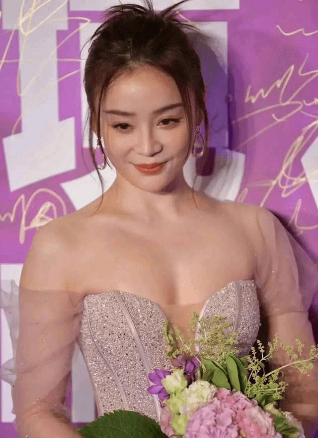 袁姗姗36岁身材仍惊艳,饱满曲线散发迷人魅力,美之秘诀引人探寻.