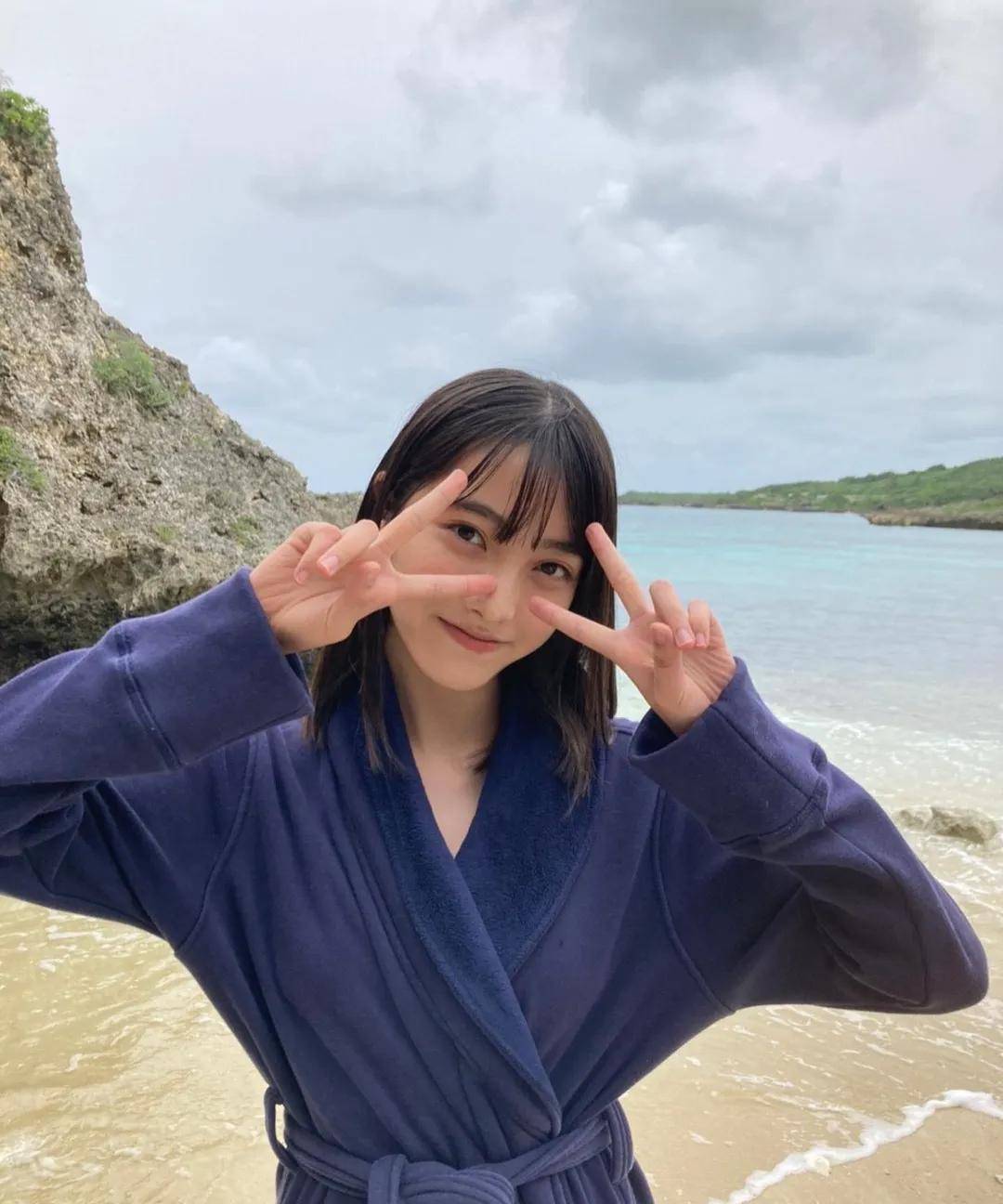 本月才过完 17 岁生日的她,靠着压倒性的美貌,身材和年纪,迅速就收割